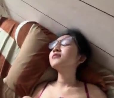 Bokep Terbaru Ngewe Cewek Kacamata Crot Dimuka